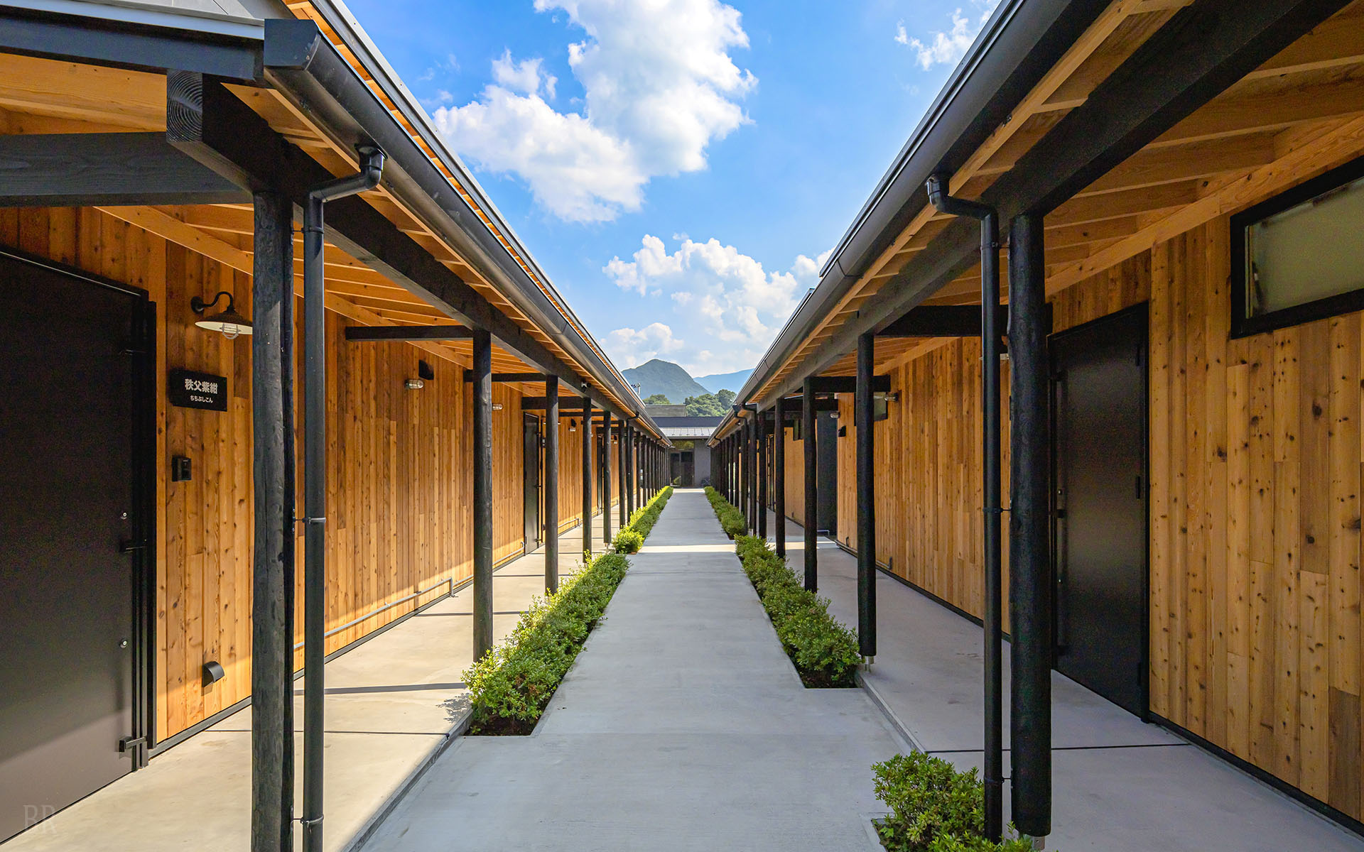 秩父別邸木叢の外の通路