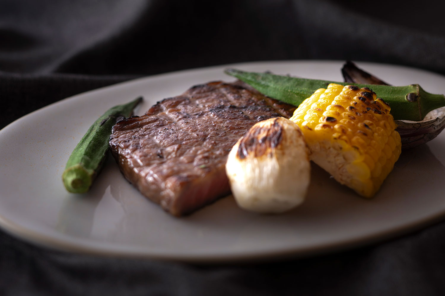 木叢で提供されるプレミアムBBQの肉